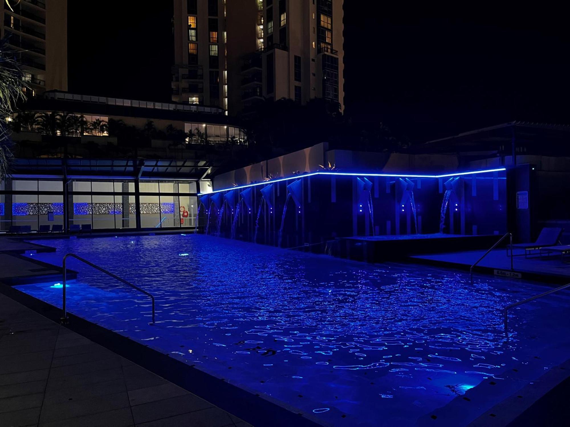 Circle On Cavil Holidays Gold Coast Extérieur photo