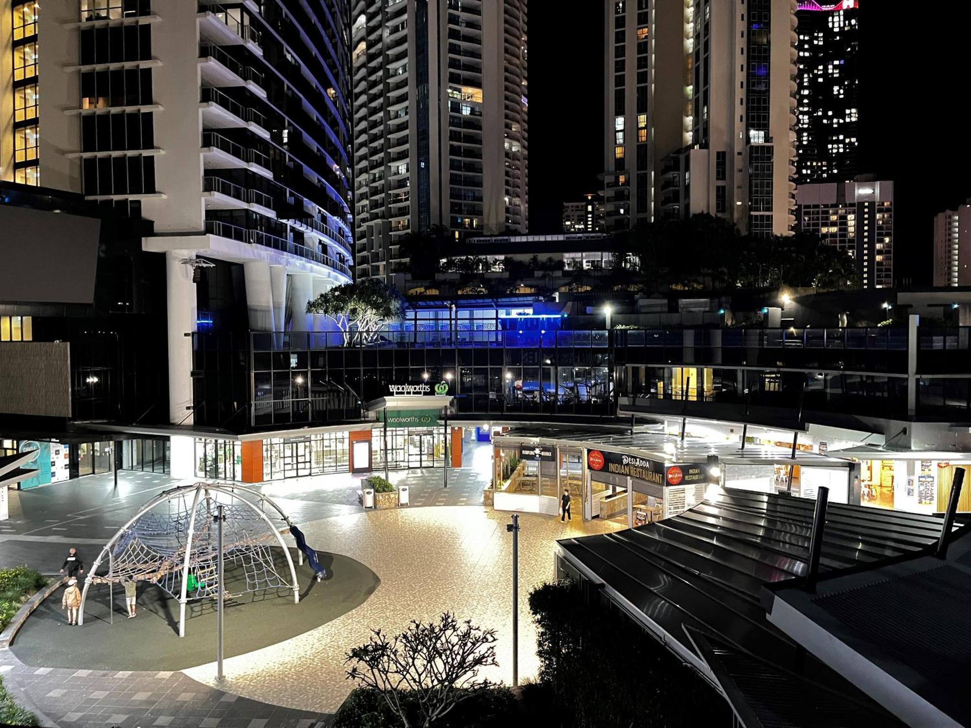 Circle On Cavil Holidays Gold Coast Extérieur photo