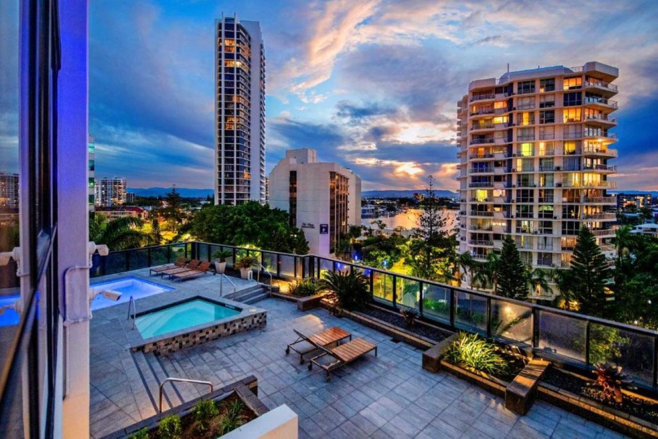 Circle On Cavil Holidays Gold Coast Extérieur photo
